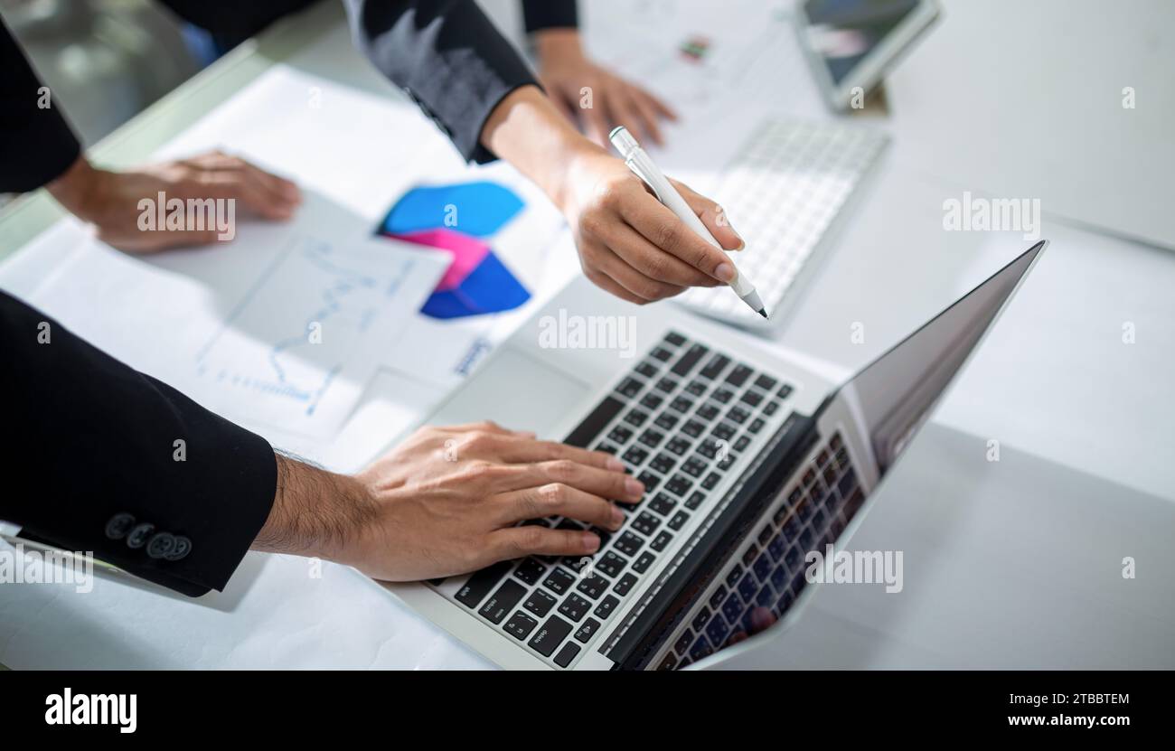 Geschäftliche Besprechungszeit. Geschäftsmann und Geschäftsfrau, die an einem Startup-Projekt arbeiten. Stockfoto