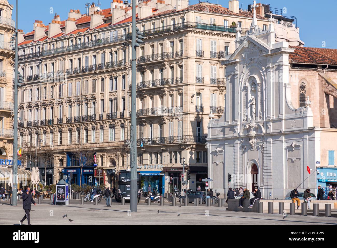 Marseille, Frankreich - 28. Januar 2022: Die Eglise Saint-Ferreol les Augustins ist eine römisch-katholische Kirche am Alten Hafen von Marseille. Stockfoto