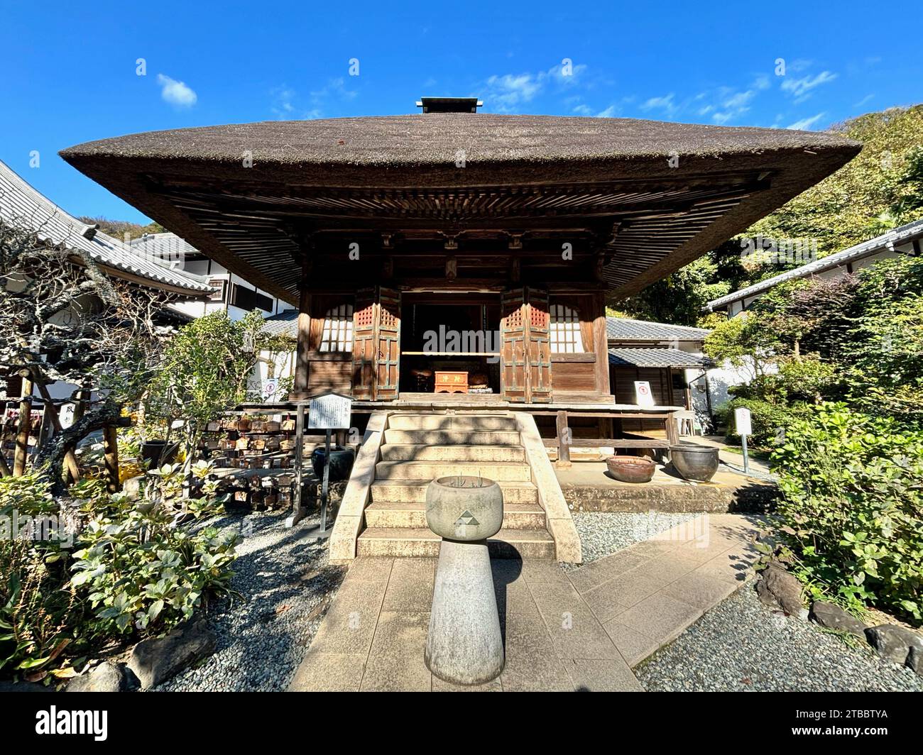 Ein altes Gebäude mit Strohdach am Engaku-JI-Tempel in Kamakura, Japan. Stockfoto