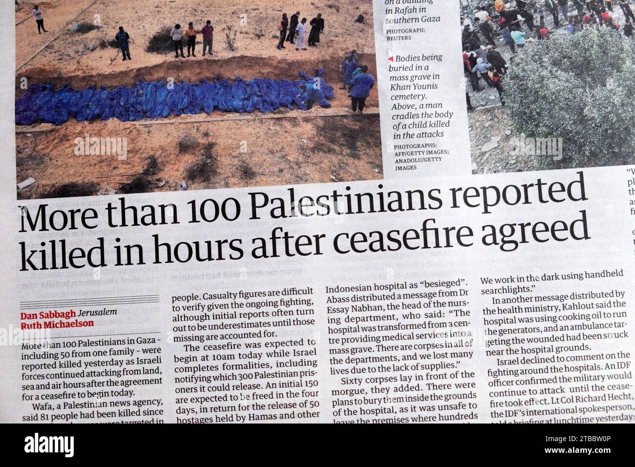 "Mehr als 100 Palästinenser berichteten, innerhalb von Stunden nach dem vereinbarten Waffenstillstand getötet zu werden", titelt die Guardian-Zeitung Israel Hamas kriegsartikel 24. November 2023 Vereinigtes Königreich Stockfoto