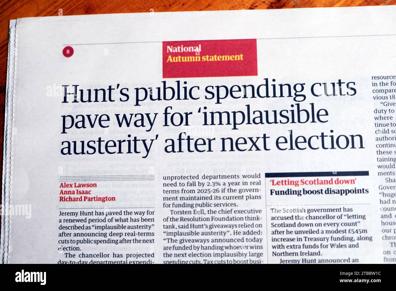 Jeremy "Hunt's öffentliche Ausgabenkürzungen ebnen den Weg für eine "unplausible Sparpolitik" nach der nächsten Wahl." die Guardian-Zeitung übertitelt die Herbstmitteilung 2023 in Großbritannien Stockfoto