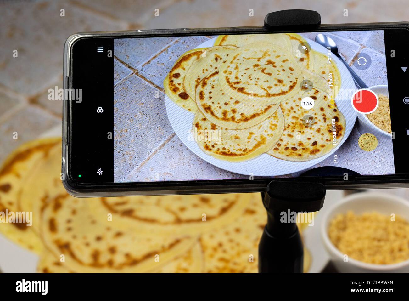 Aufnehmen von Fotos auf einem Smartphone. Food-Blog oder Blogging-Konzept. Stockfoto