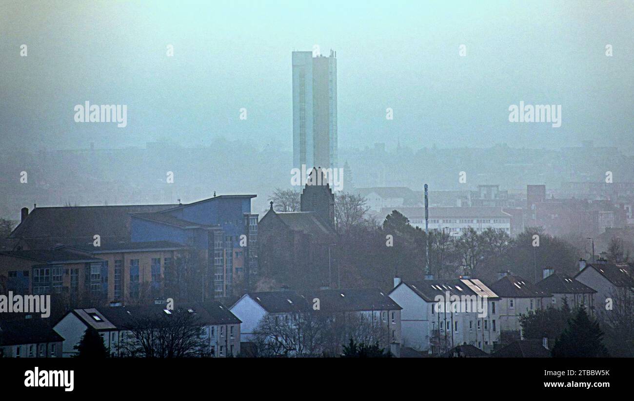 Glasgow, Schottland, Großbritannien. Dezember 2023. Wetter in Großbritannien: Es war über Nacht eiskalt und sah einen Nebel über der Stadt, als die Sonne durch die Nebelwolke über dem höchsten denkmalgeschützten Gebäude schottlands kämpfte, als die Stadt im Westen der Stadt enttäuschte. Credit Gerard Ferry/Alamy Live News Stockfoto