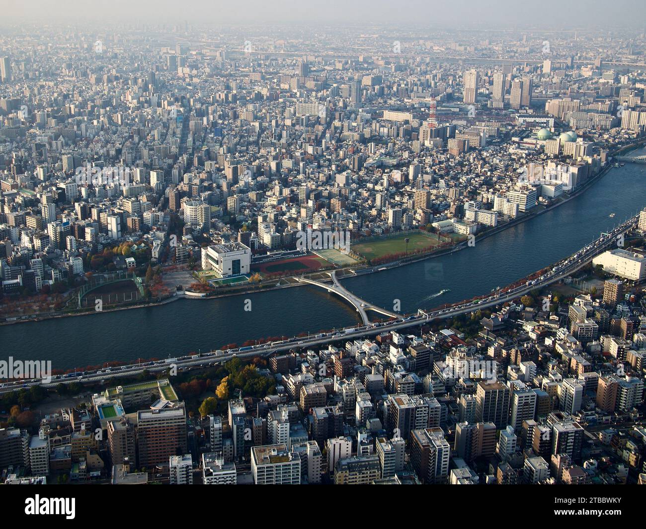 Aus der Vogelperspektive von Tokio aus gesehen von der Aussichtsplattform des Tokyo Skytree in Tokio, Japan. Stockfoto