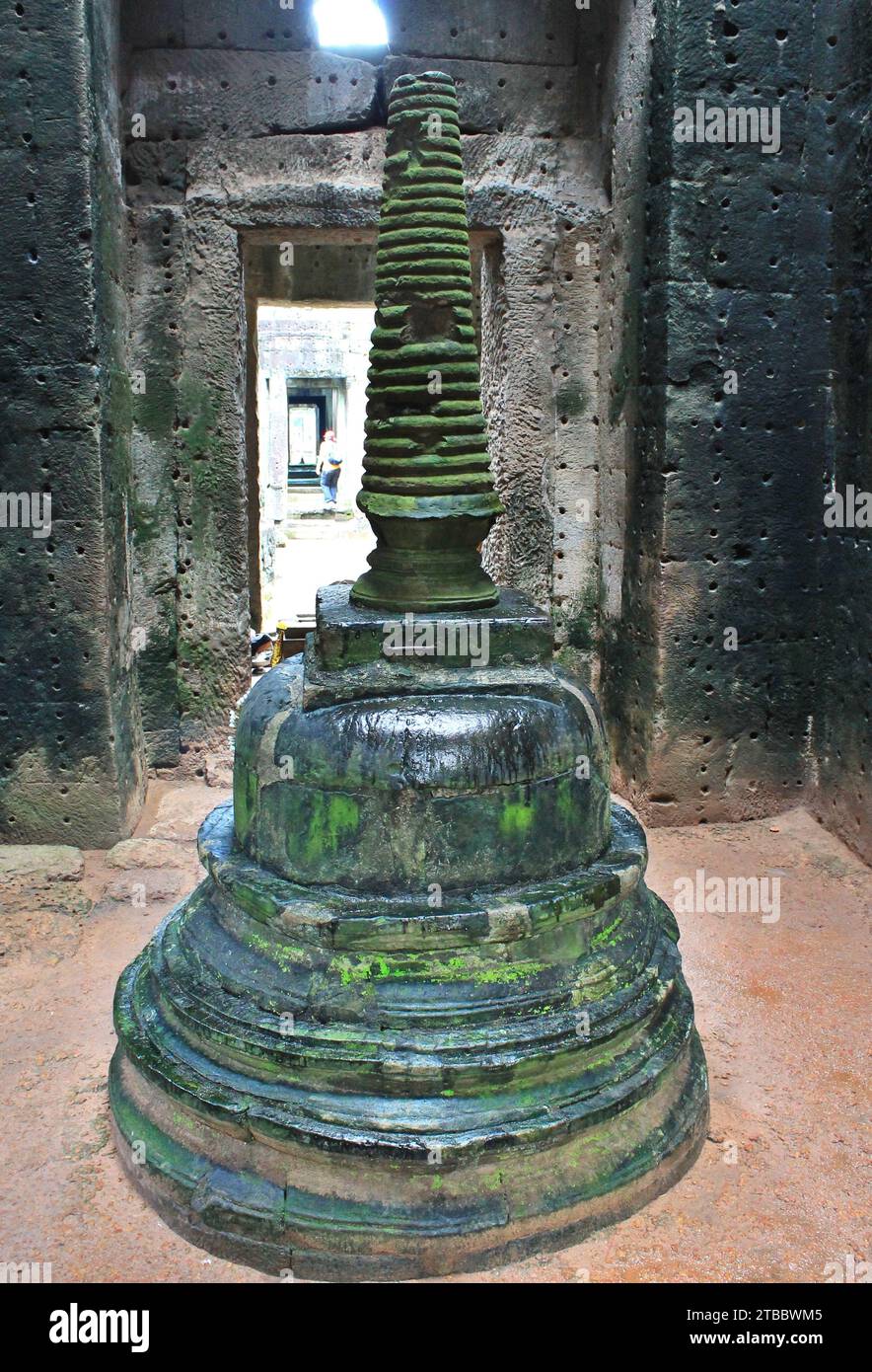 Stupa in den Ruinen im archäologischen Park Angkor, Kambodscha. Der polierte Monolith mit hellgrünen Moosflecken dient als Reliquien Stockfoto