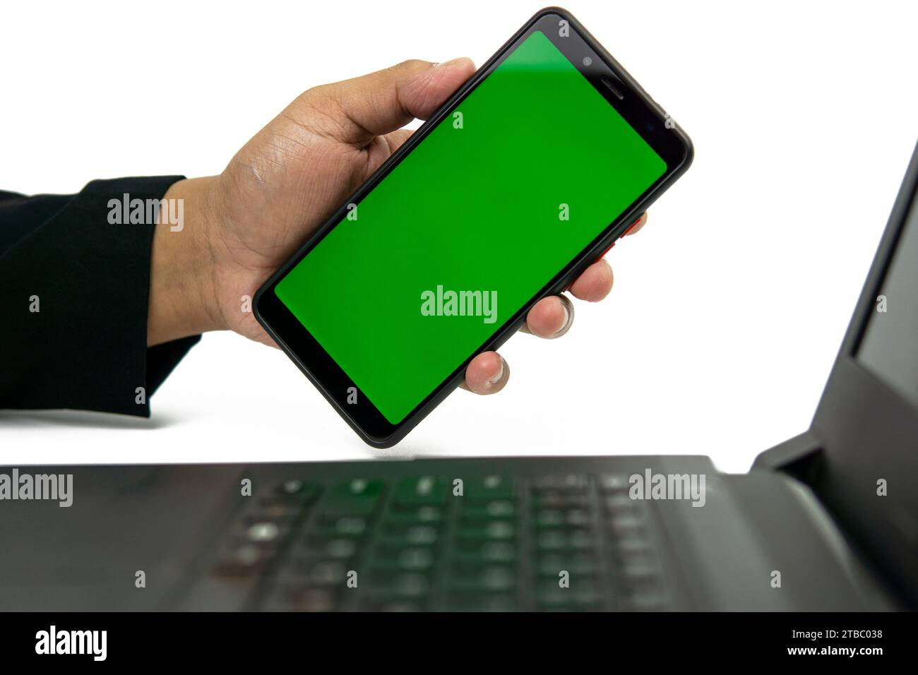 Die Hand des Mannes zeigt ein mobiles Smartphone mit weißem Bildschirm. Isoliert auf weißem Hintergrund. Mock-Up Mobile Stockfoto