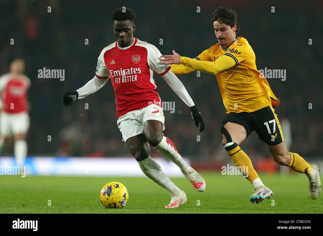 Bukayo Saka von Arsenal kämpft gegen Hugo Bueno von Wolverhampton Wanderers. - Arsenal gegen Wolverhampton Wanderers, Premier League, Emirates Stadium, London, UK - 2. Dezember 2023. Nur redaktionelle Verwendung – es gelten Einschränkungen für DataCo Stockfoto