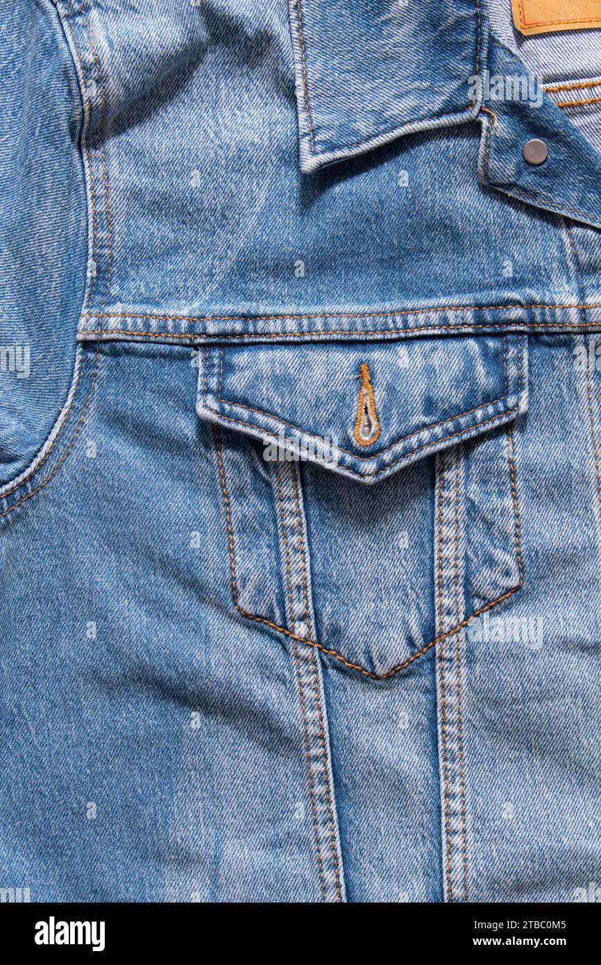 Ansicht von oben: Blauer Kragen mit Spreizmuster an der Truckers Jacke Stockfoto