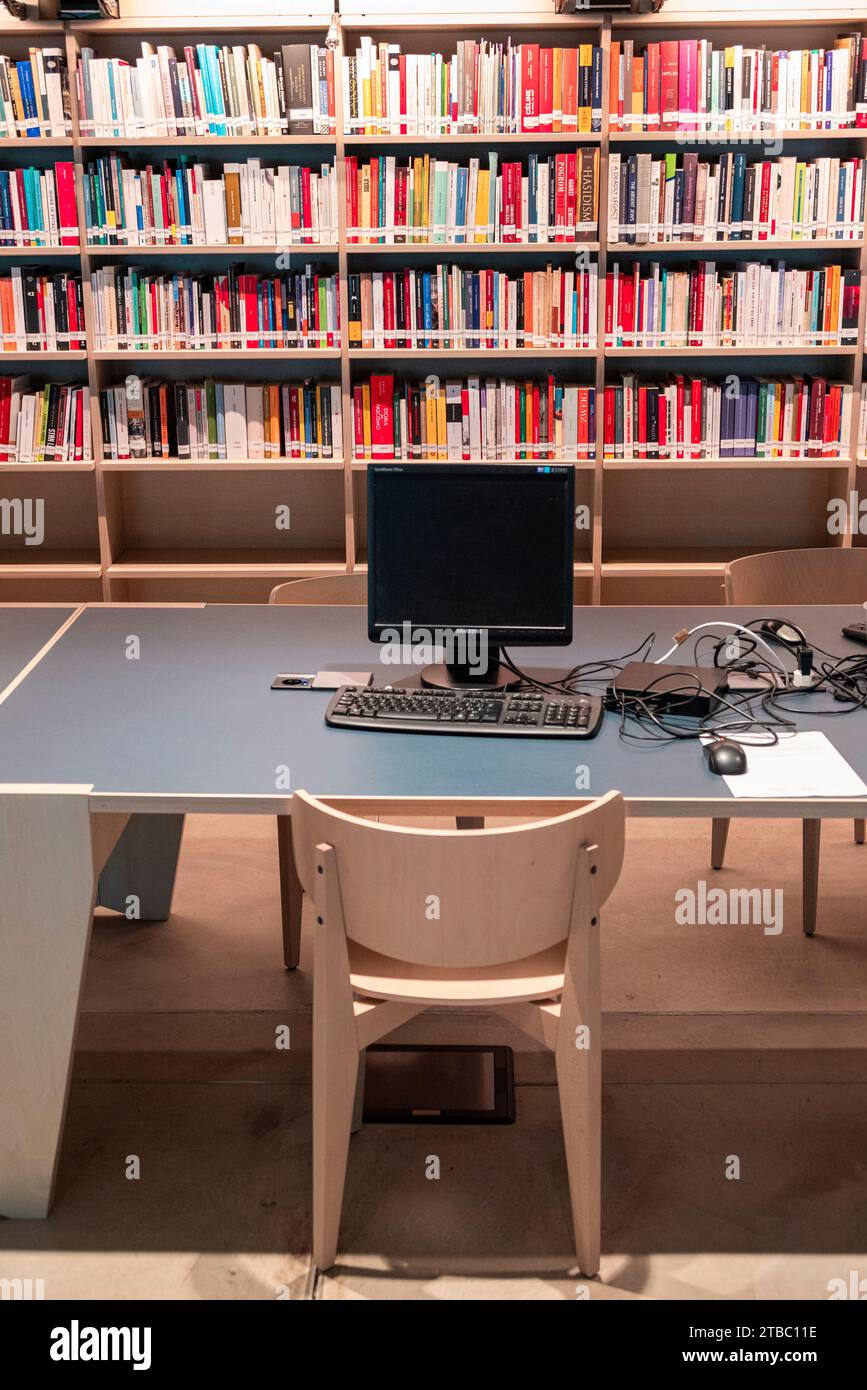 Zeitgenössische Stiftung des jüdischen Dokumentationszentrums. Moderne Bibliothek im Mailänder Hauptbahnhof. Industrielle, zeitgenössische Architektur. Italien Stockfoto