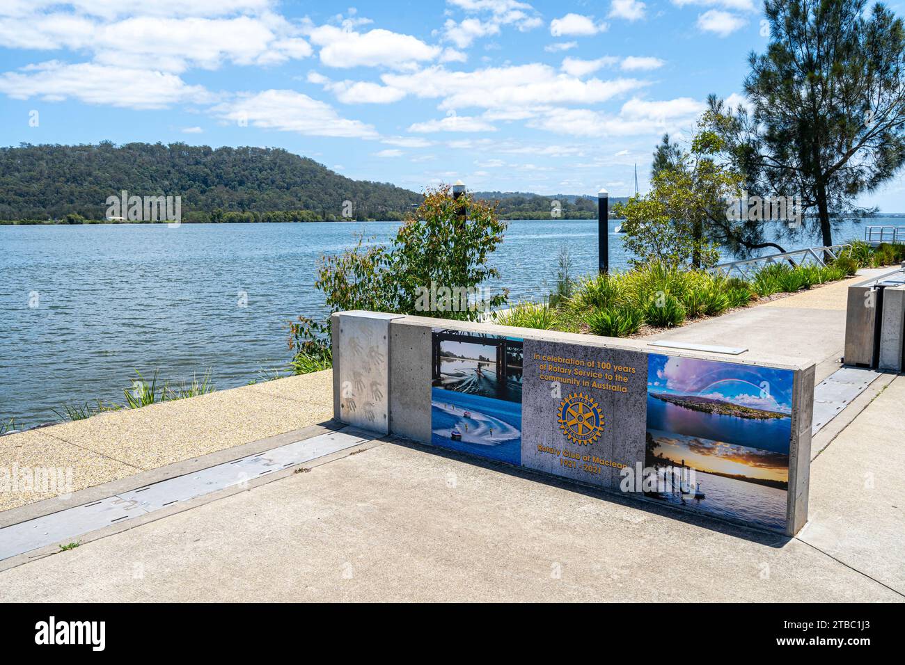 Bewegliche Beton-Hochwasserbarrieren, die mit Kunstwerken bedeckt sind, auf den Rückseiten des Clarence River, McLauglan Park, MacLean, NSW, Australien Stockfoto