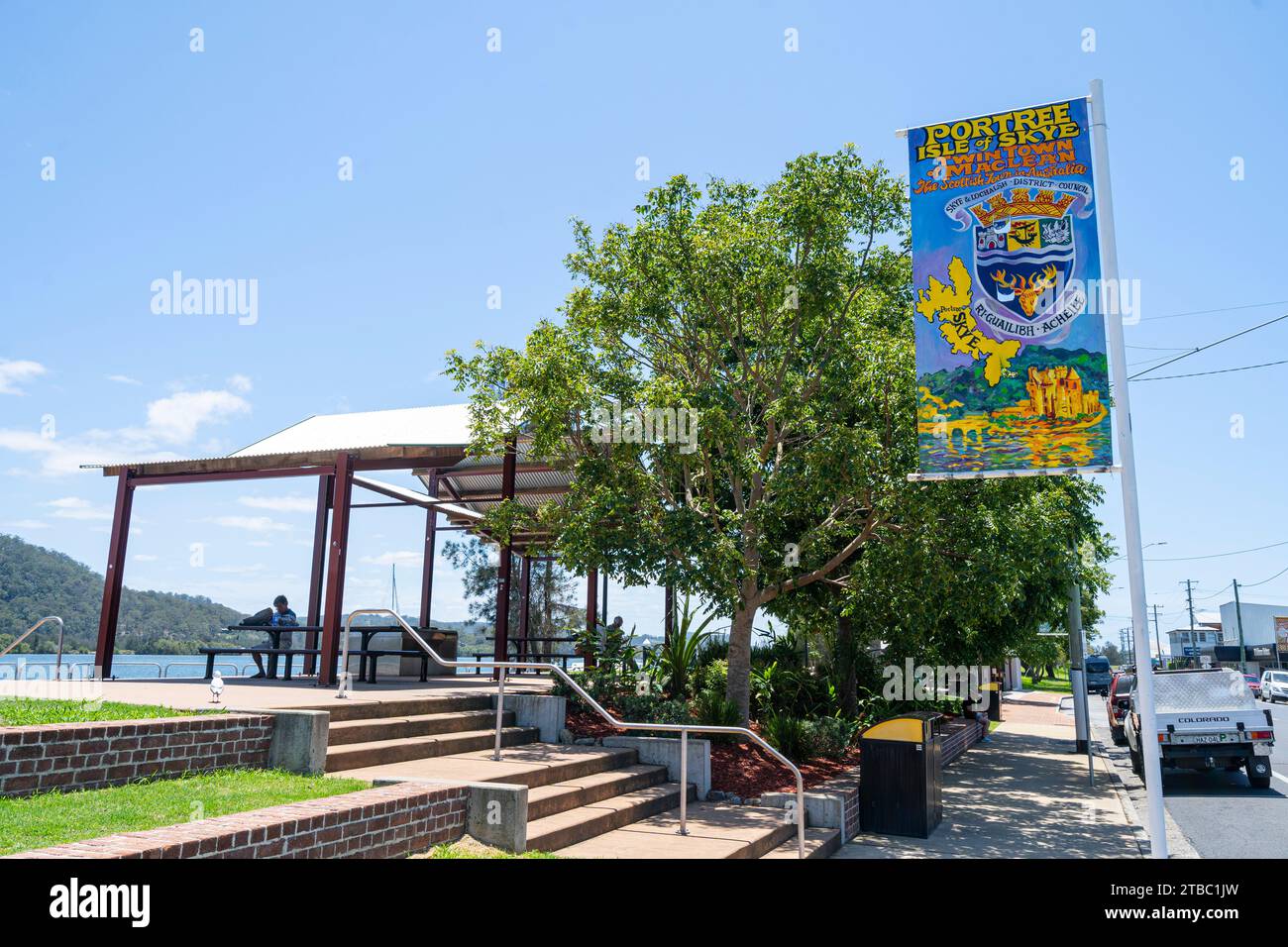 Ein erhöhter Schutzraum, bekannt als MacNaughton Place im McLachlan Park am Ufer des Clarence River, MacLean, NSW Stockfoto