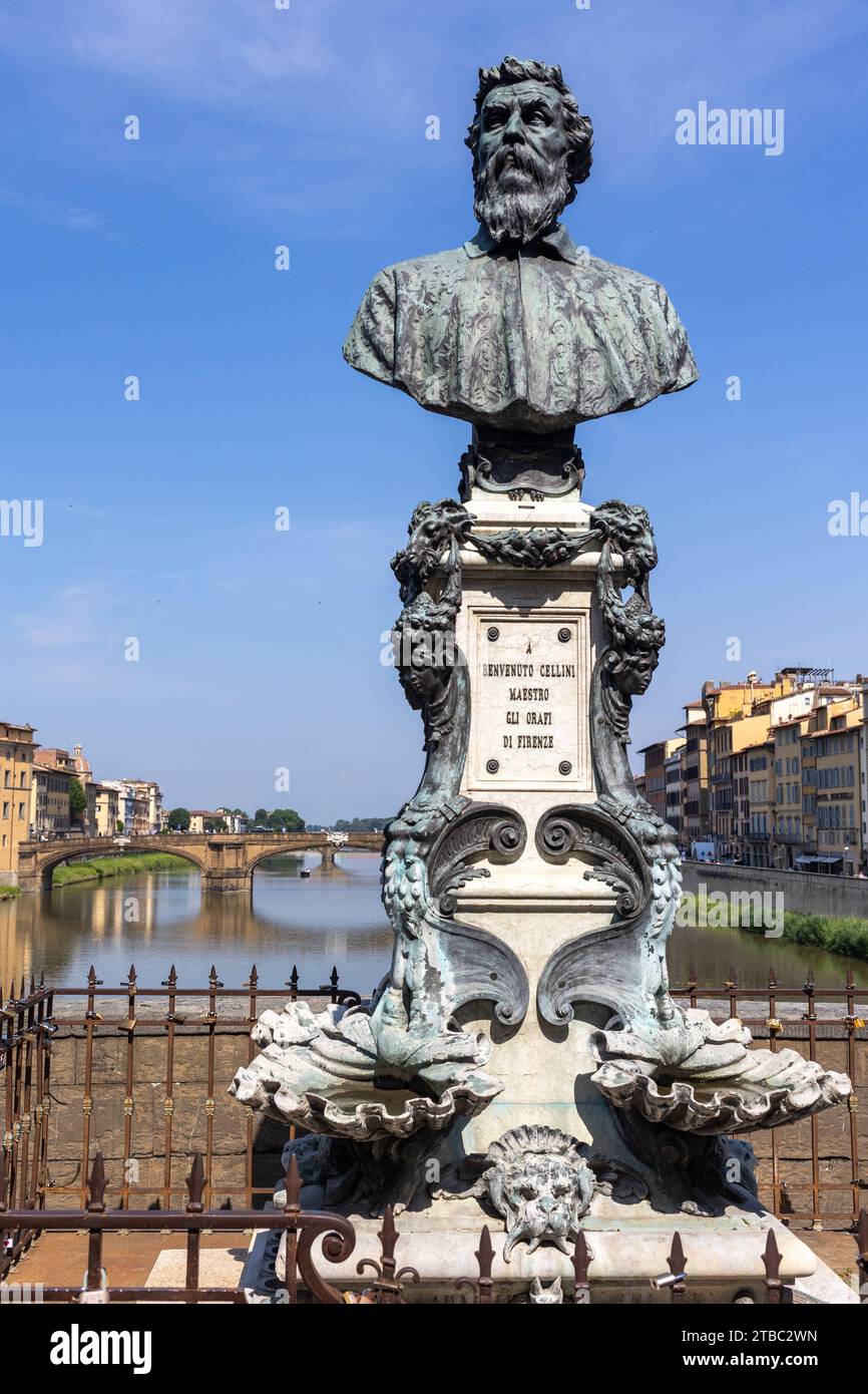 Die Statue von Benvenuto Cellini auf der Ponte Vecchio, Florenz, Italien Stockfoto