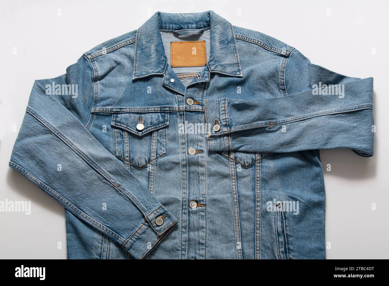 Ansicht von oben: Blauer Kragen mit Spreizmuster an der Truckers Jacke Stockfoto