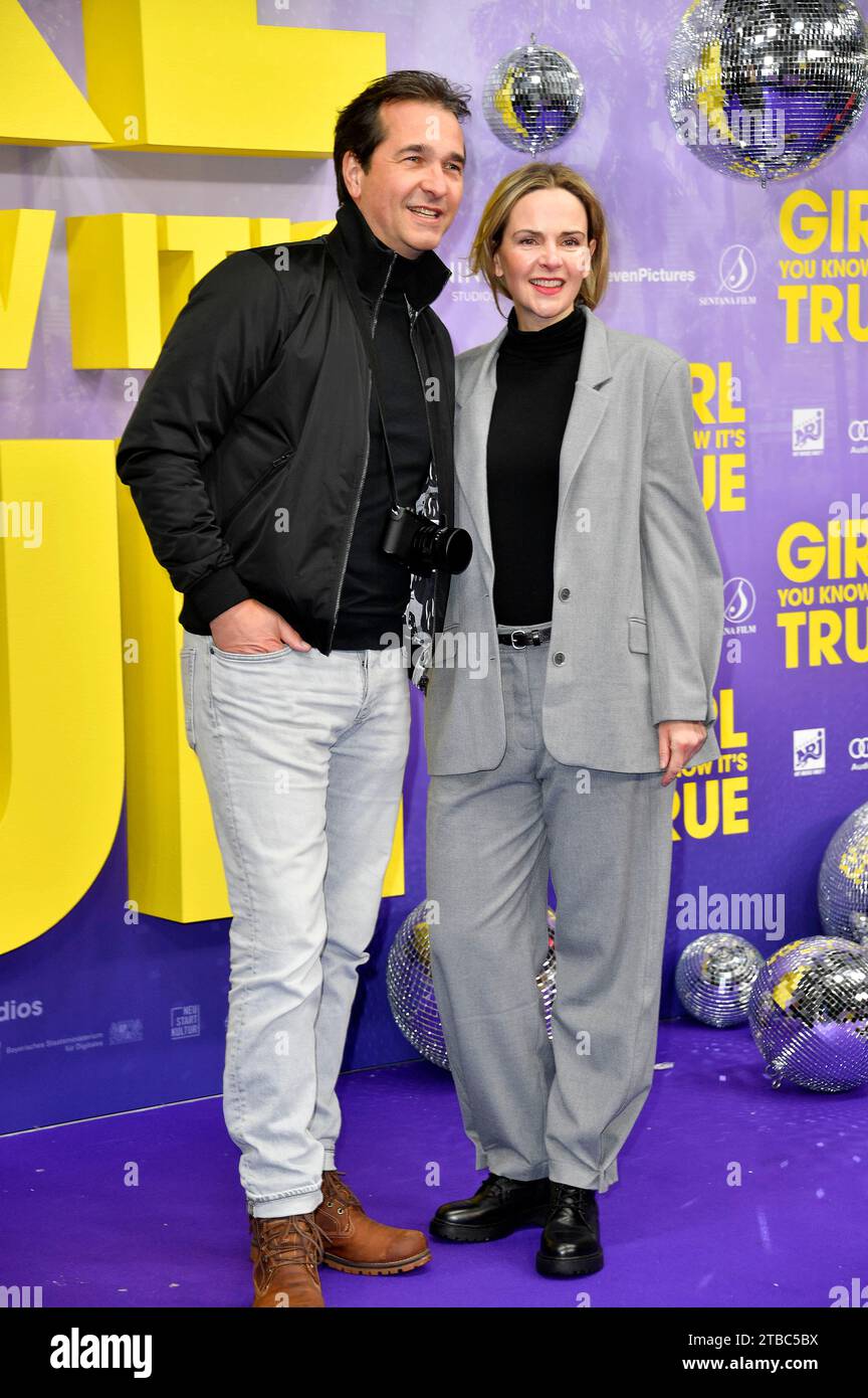 Andreas Elsholz und Denise zich bei der Premiere des Kinofilms 'Girl You Know IT's True' im Zoo Palast. Berlin, 05.12.2023 Stockfoto