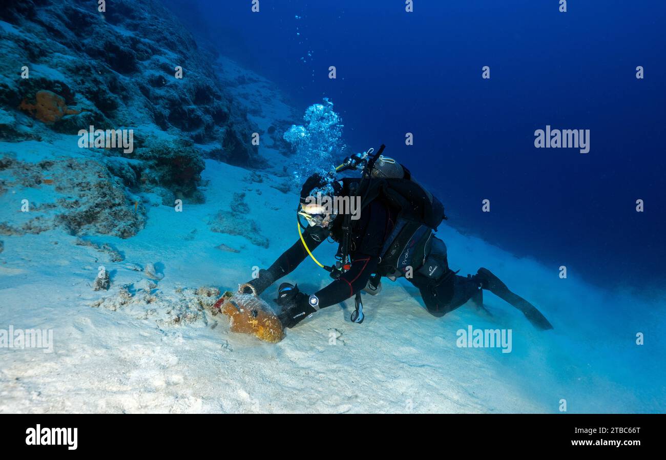 Archäologe entdeckte eine seltene intakte minoische Tonamphore, v. Chr. 1800 aus Sandboden in tiefen Gewässern von Bozburun Marmaris Turkiye Stockfoto