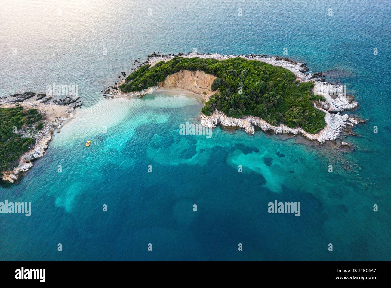 Luftaufnahme einer Insel an der albanischen Riviera mit einem Tretboot Stockfoto