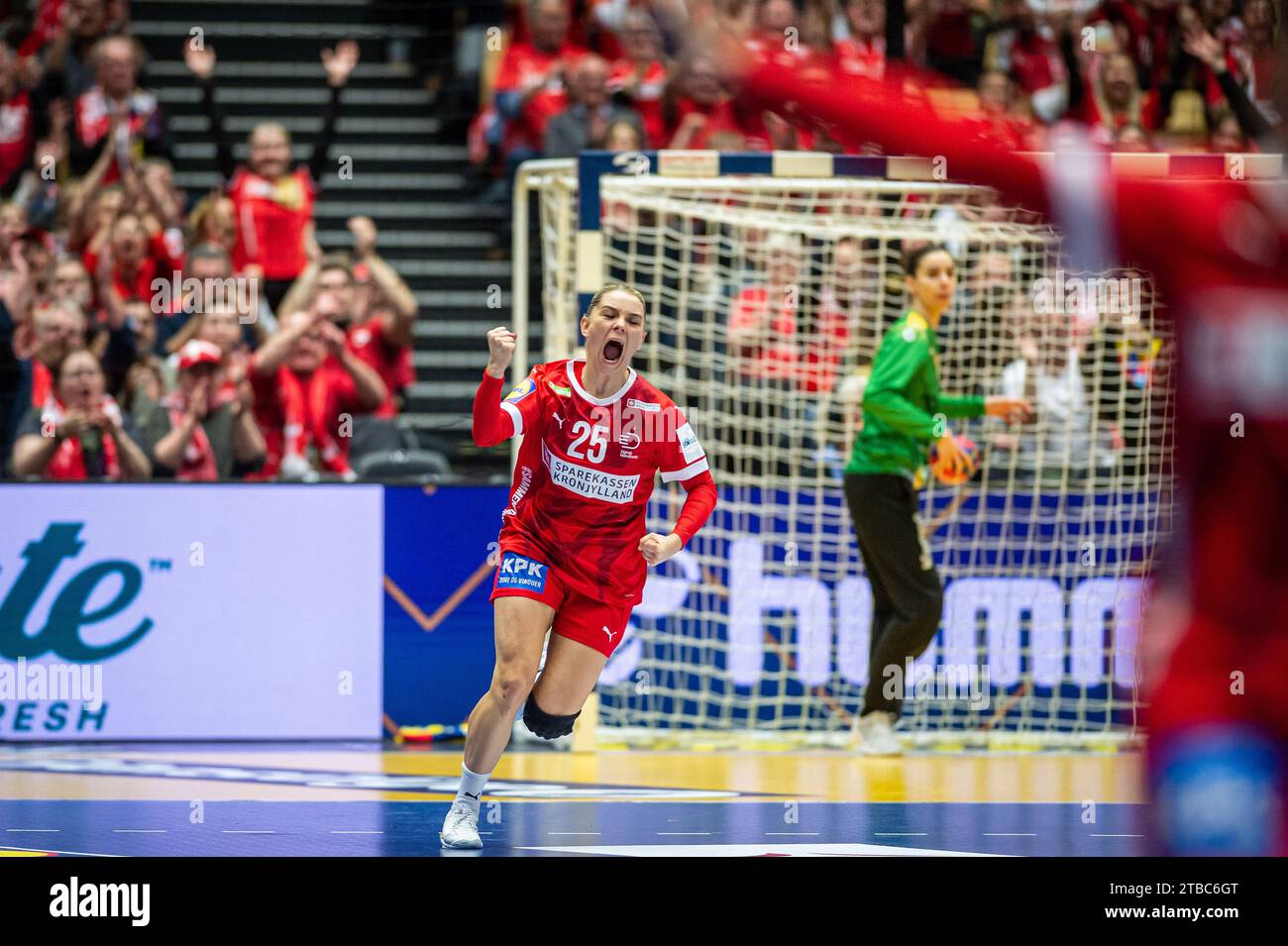 Herning, Dänemark. Dezember 2023. Trine Ostergaard (25) aus Dänemark wurde während des Spiels zwischen Dänemark und Rumänien bei der IHF-Handball-Weltmeisterschaft 2023 in der Jyske Bank Boxen in Herning gesehen. (Foto: Gonzales Photo/Alamy Live News Stockfoto