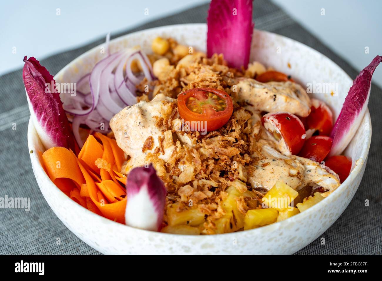Ein Nahbild einer Schüssel mit tropischem mediterranem Hühnersalat Stockfoto