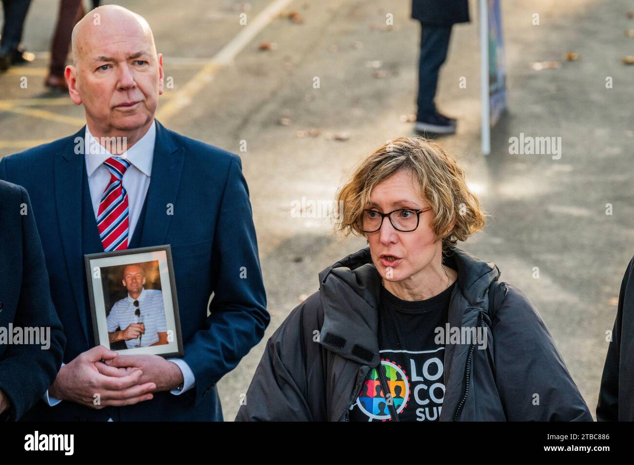 London, Großbritannien. Dezember 2023. Familien der Opfer (darunter Alan Ingles, der seinen Sohn verloren hat) und Vertreter der Rechtsabteilung halten eine kurze Pressekonferenz vor Ort ab – Menschen kommen, um zu protestieren, als Boris Johnson an der Nationalen COVID-Untersuchung in Westbourne Terrace teilnimmt. Guy Bell/Alamy Live News Stockfoto