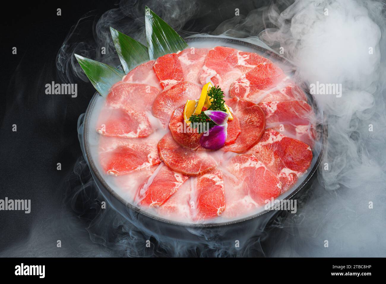Koreanisches oder japanisches Barbecue, dicke geschnittene Rinderzunge, für Hot Pot oder Yakiniku, Sukiyaki, Barbecue und Shabu. Stockfoto