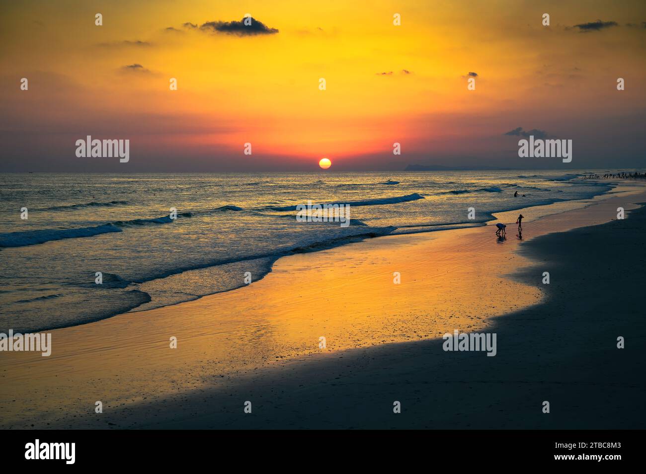 Sonnenuntergang über dem Arabischen Meer und ein Strand in Salalah, Oman Stockfoto