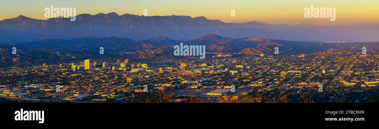 Sonnenuntergang Panorama der Innenstadt von Glendale und San Gabriel Mountains in Kalifornien Stockfoto