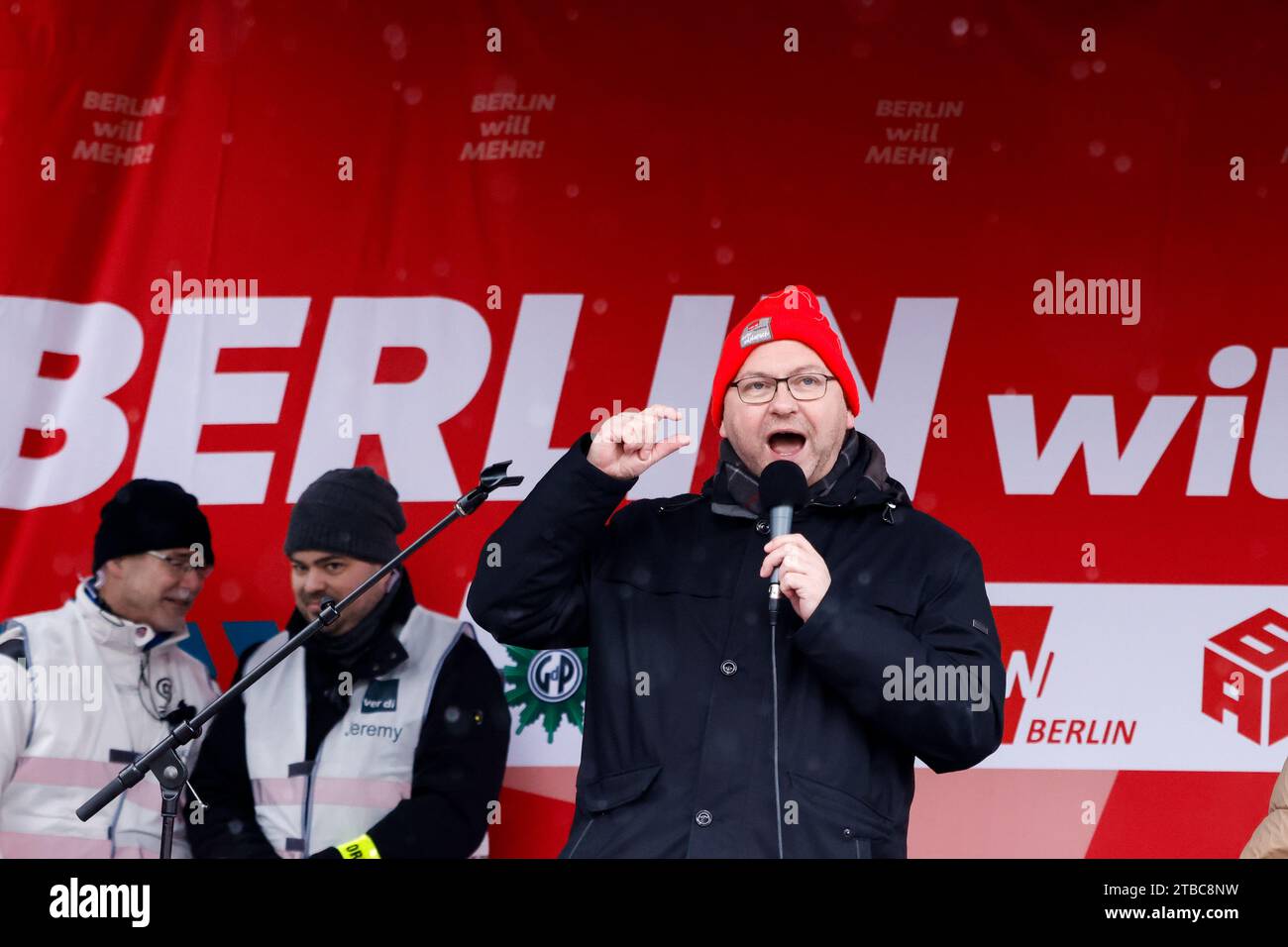 Berlin, Deutschland. Dezember 2023. Frank Werneke, Vorsitzender der Verdi Services union, spricht auf einer Kundgebung vor Mitgliedern verschiedener Gewerkschaften vor dem Hintergrund laufender Tarifverhandlungen für den öffentlichen Dienst der bundesländer. Die Gewerkschaften ver.di, Gew und GDP rufen alle Arbeitnehmer in Berlin, die unter den Tarifvertrag fallen, zum zweitägigen Warnstreik am 6. Und 7. Dezember 2023 auf. Quelle: Carsten Koall/dpa/Alamy Live News Stockfoto