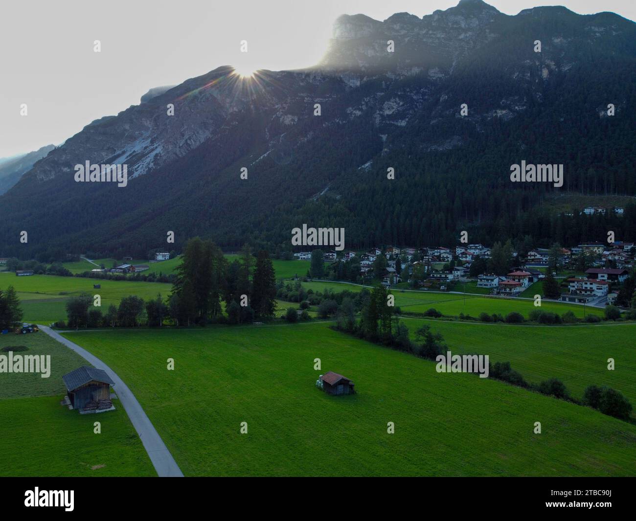 Berge und Wiesen in einer wunderschönen Landschaft in Österreich am Brenner Pass bei Sonnenuntergang, 4k Stockfoto