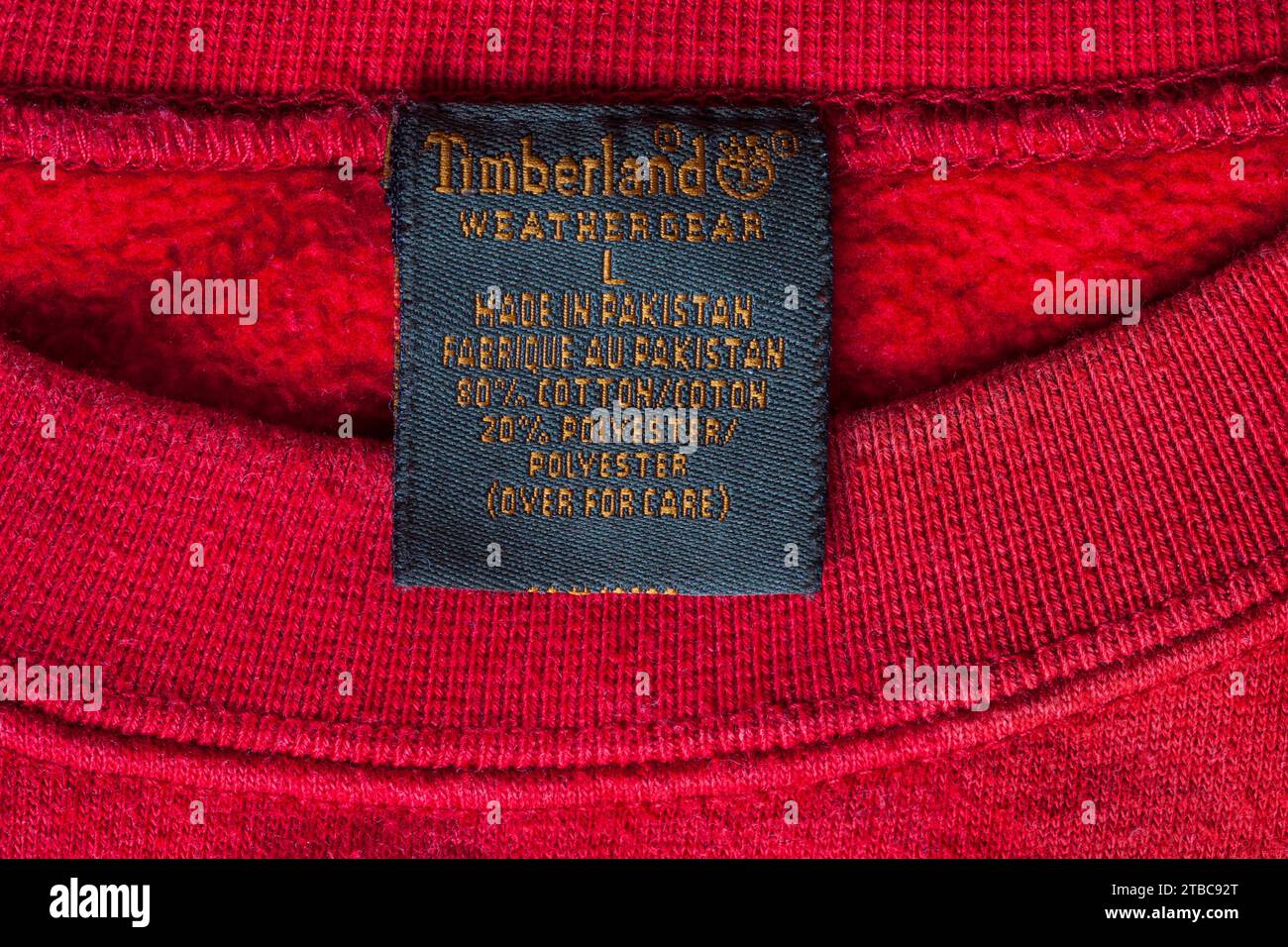 Timberland-Label mit rotem Oberteil aus Pakistan, 80 % Baumwolle, 20 % Polyester Stockfoto