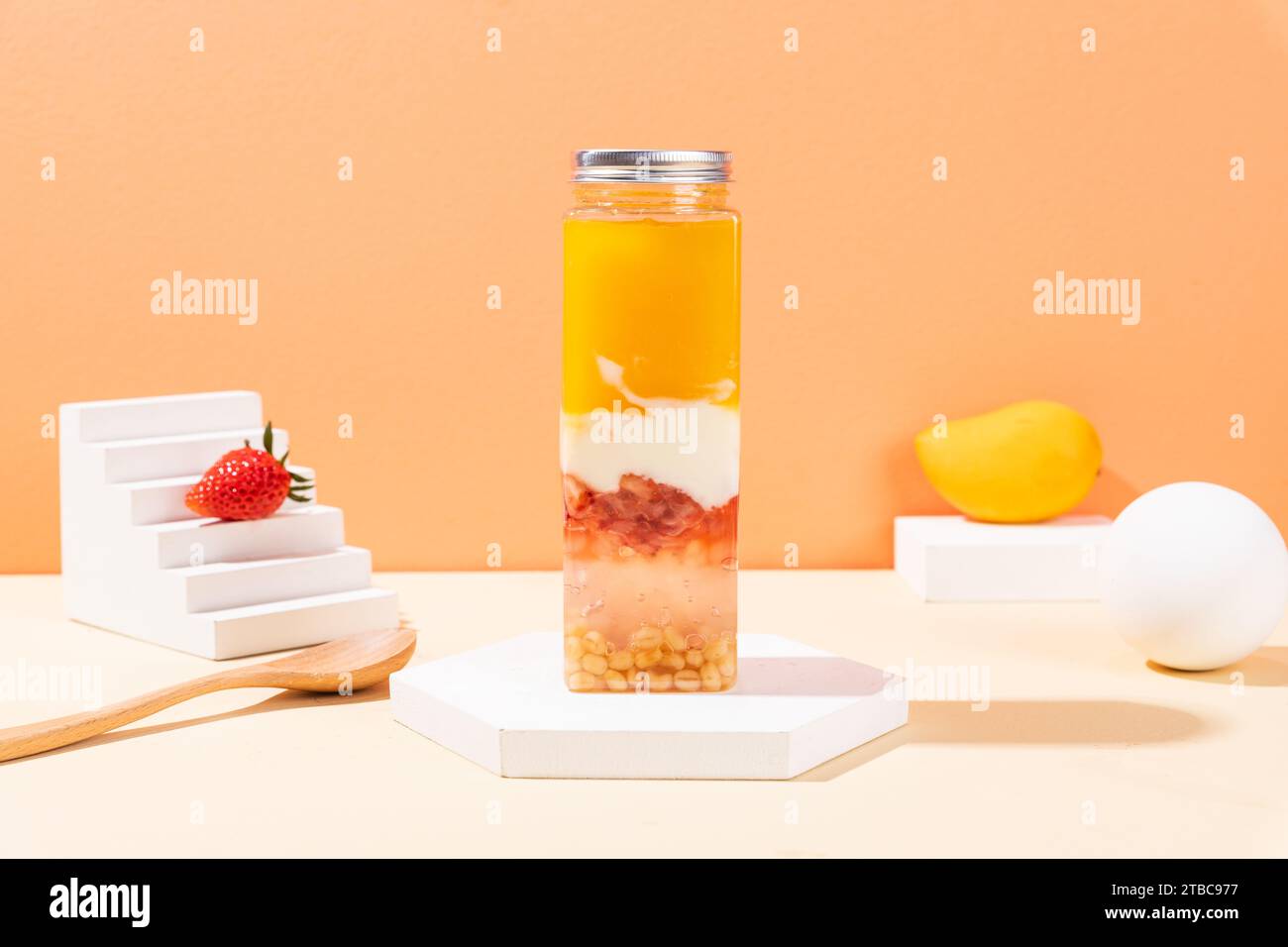 Frischer Mangosaft, Käsecreme und Mangobrucht Stockfoto