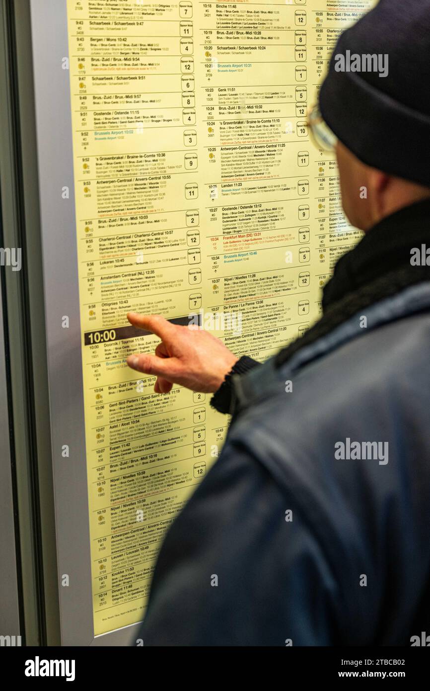 Brüssel, Belgien Dezember 2023. Ein Mann überprüft einen Fahrplan während eines 48-stündigen Streiks der belgischen Eisenbahngesellschaft NMBS-SNCB, organisiert von den Gewerkschaften SLFP Cheminots-VSOA Spoor, CGSP Cheminots-ACOD Spoor, Mittwoch, den 6. Dezember 2023, im Brüsseler Nordbahnhof. BELGA PHOTO JONAS ROOSENS Credit: Belga News Agency/Alamy Live News Stockfoto