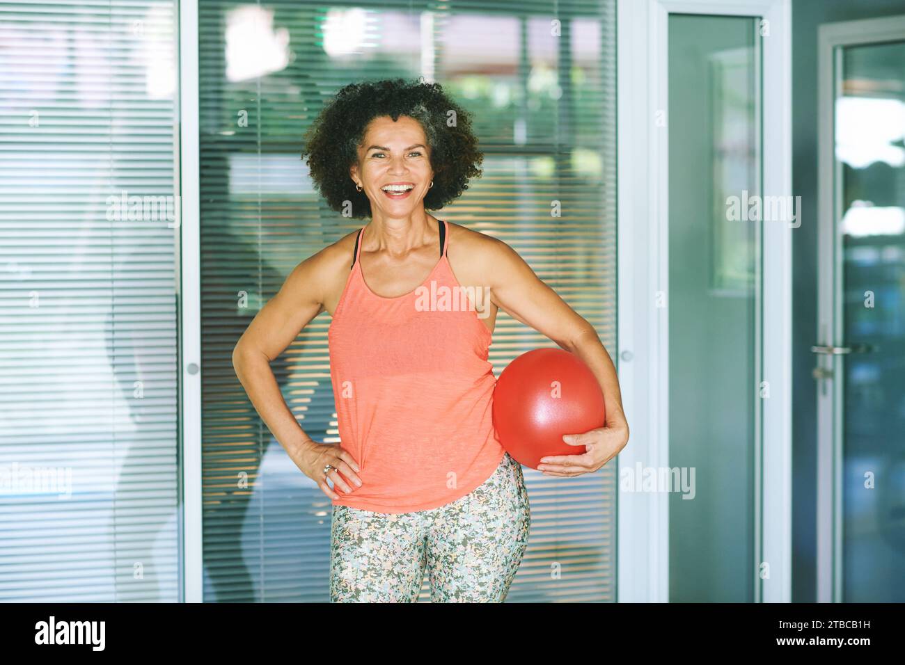Innenporträt einer reiferen Frau mit weichem Ball, aktivem und sportlichem Lifestyle Stockfoto
