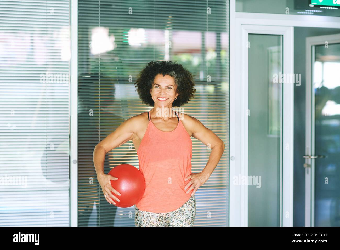 Innenporträt einer reiferen Frau mit weichem Ball, aktivem und sportlichem Lifestyle Stockfoto