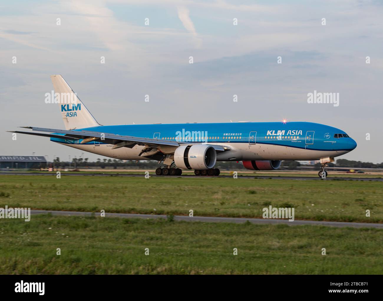 Boeing 777 KLM Asia landet im herrlichen Sonnenuntergang, Amsterdam Schipol Airport, Amsterdam, Niederlande 10.07.2023 Stockfoto