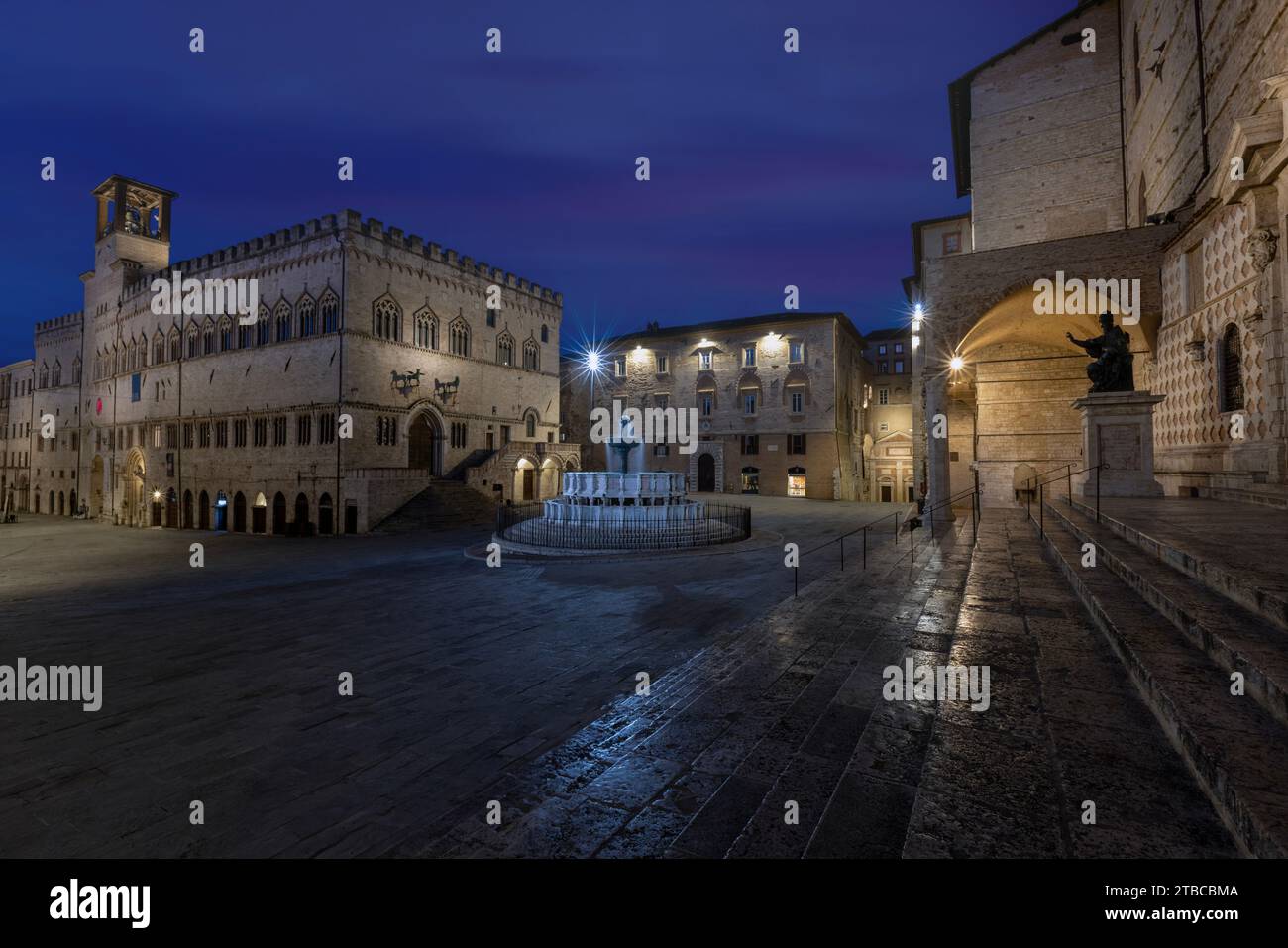 Piazza IV Novembre und Fontana Maggiore in Perugia, Umbrien, Italien. Stockfoto