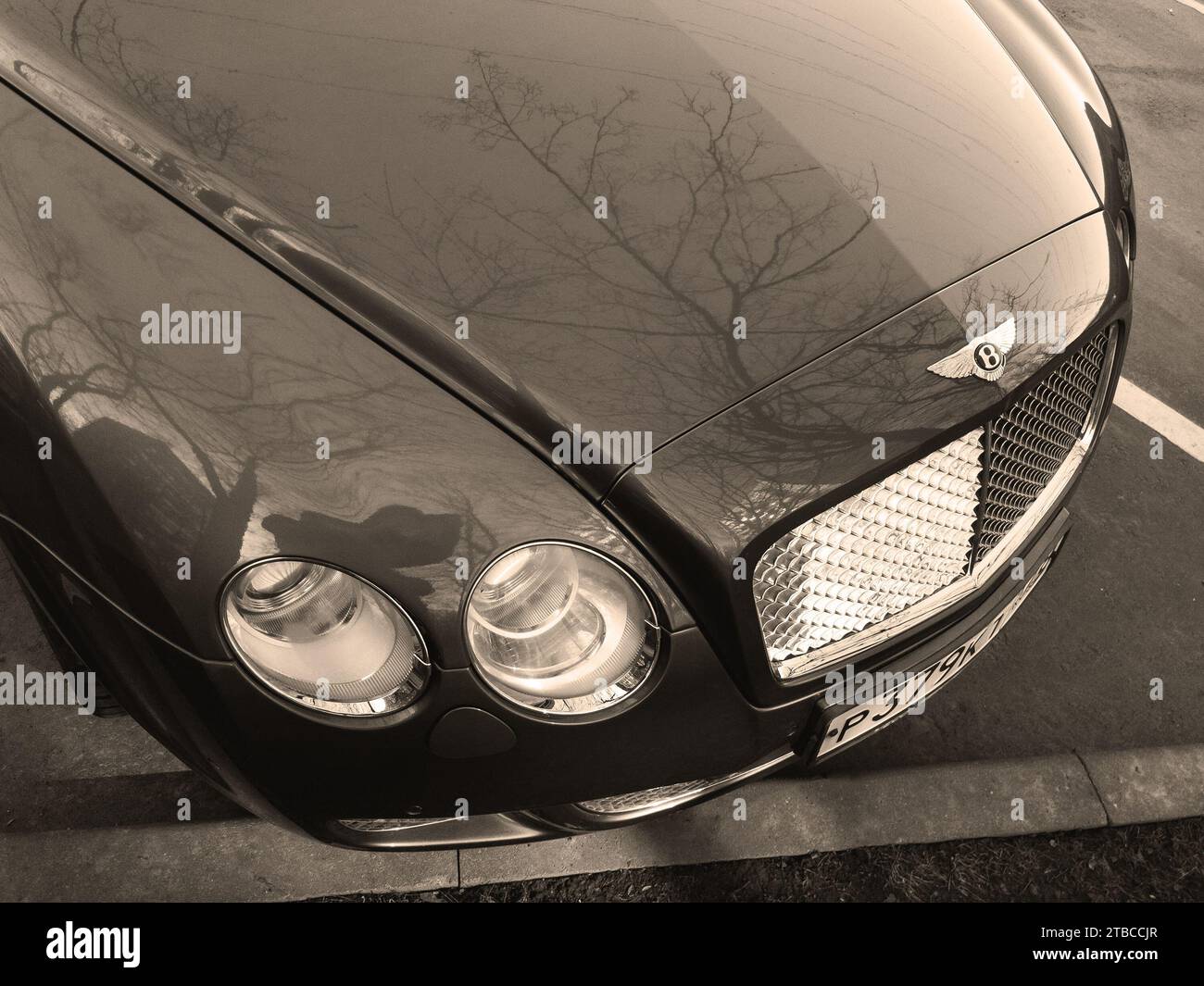 Bentley Continental GTС 2014 graues Sportcoupé auf dem Stadtparkplatz Stockfoto