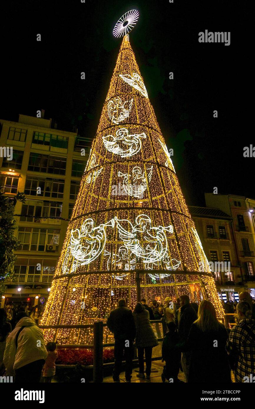 Dezember 2023. Weihnachtsbeleuchtung Dekoration, beleuchtete Weihnachtsbäume, Calle Larios, Malaga Stadt, Andalusien, Spanien. Stockfoto