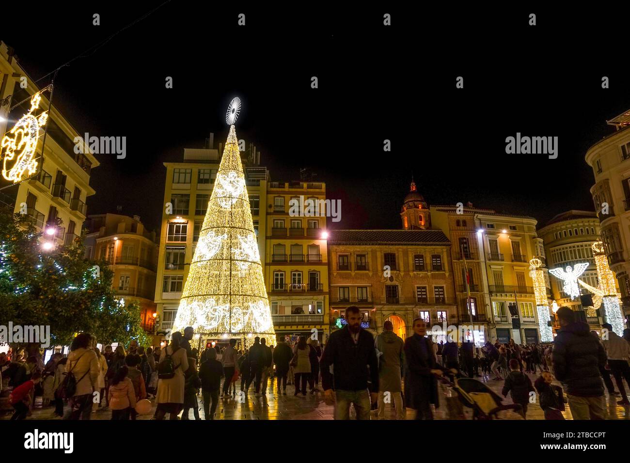 Dezember 2023. Überfüllte Straßen Weihnachtsbeleuchtung Dekoration, beleuchtete Weihnachtsbäume, Calle Larios, Malaga Stadt, Andalusien, Spanien. Stockfoto