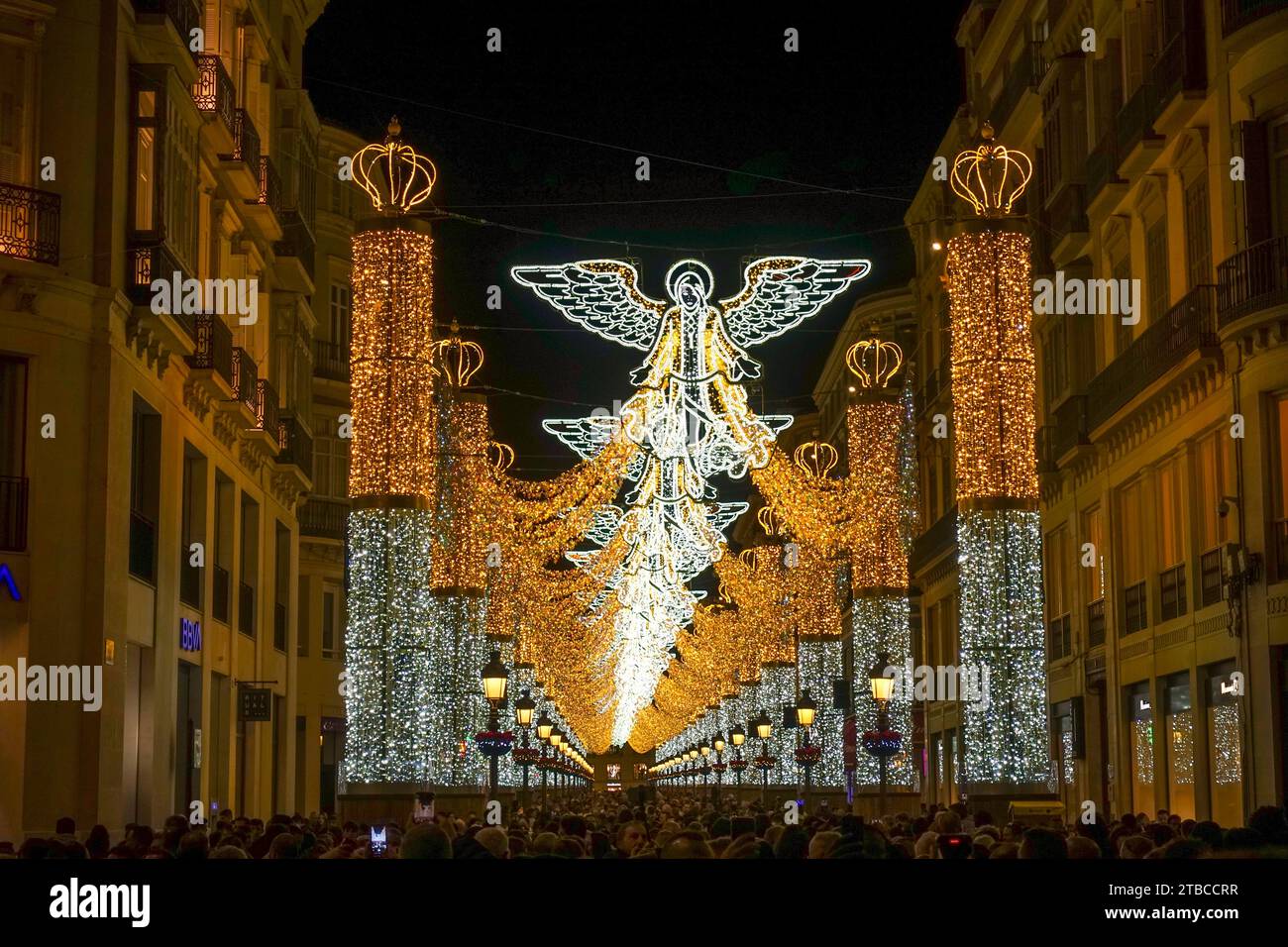 Dezember 2023. Weihnachtsbeleuchtung Dekoration, beleuchtete Säulen, Calle Larios, Malaga Stadt, Andalusien, Spanien. Stockfoto