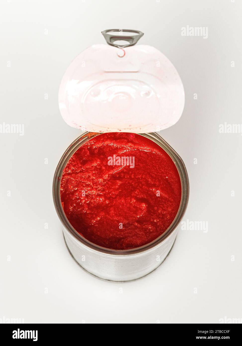 Tomatenpaste aus der Dose, auf weiß Stockfoto