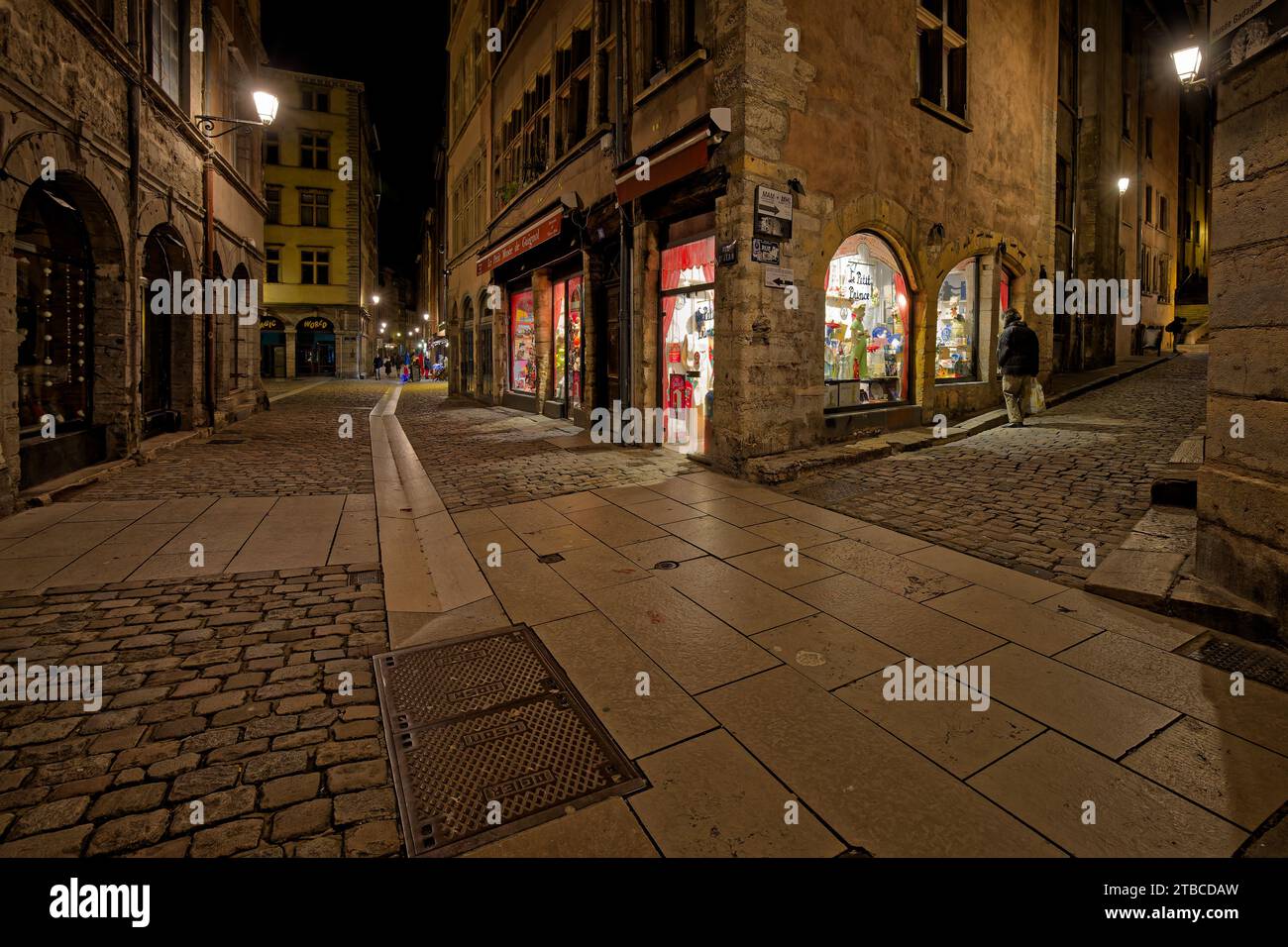 LYON, 5. Dezember 2023: Straßen des Vieux-Lyon-Viertels bei Nacht. Lyon erinnert an die 25-jährige Inschrift des alten Stadtzentrums in das Weltkulturerbe Stockfoto