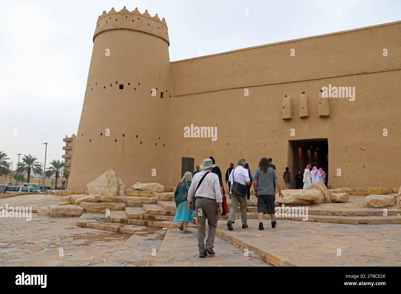 Europäische Touristen besuchen die Masmak-Festung in Riad Stockfoto