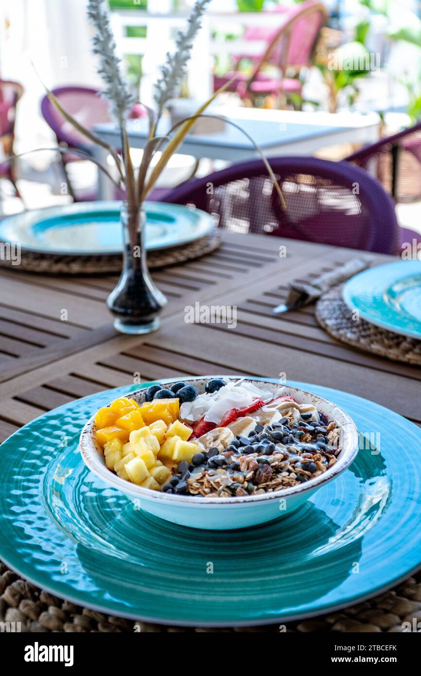 Ein Porträt einer Schüssel Acai-Eis mit frischem Obst in einem mediterranen Restaurant Stockfoto