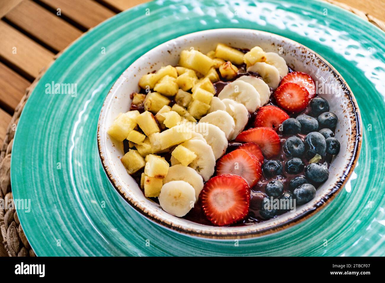 Ein Nahbild einer Schüssel Acai-Eis mit verschiedenen Früchten und Beeren Stockfoto