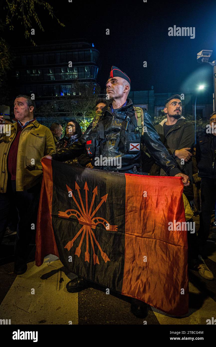 Ein Mitglied der faschistischen Gruppe "La Falange" während der Demonstration. Rechte und rechtsextreme Parteien Anhänger der Partido Popular, Vox und anderer Organisationen versammelten sich auf dem Cibeles-Platz, um gegen die Regierung der Sozialistischen Partei und die Amnestie der Angeklagten der Aufwiegelung für die Politiker der katalonischen Unabhängigkeitsbewegung zu demonstrieren. Stockfoto