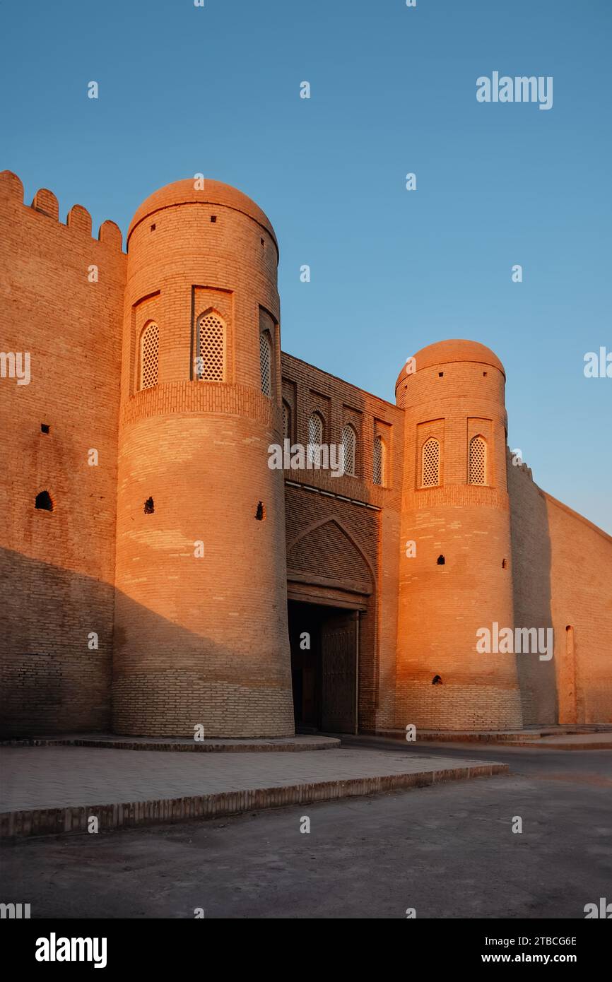 Verteidigungsmauern von Itchan Kala, Innenstadt von Chiwa, Usbekistan. UNESCO-Kulturerbe. Stockfoto