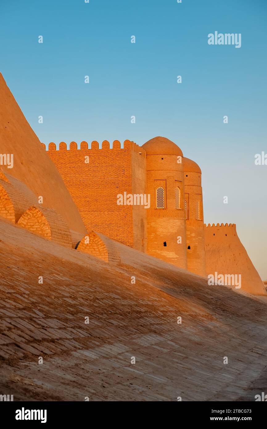 Verteidigungsmauern von Itchan Kala, Innenstadt von Chiwa, Usbekistan. UNESCO-Kulturerbe. Stockfoto