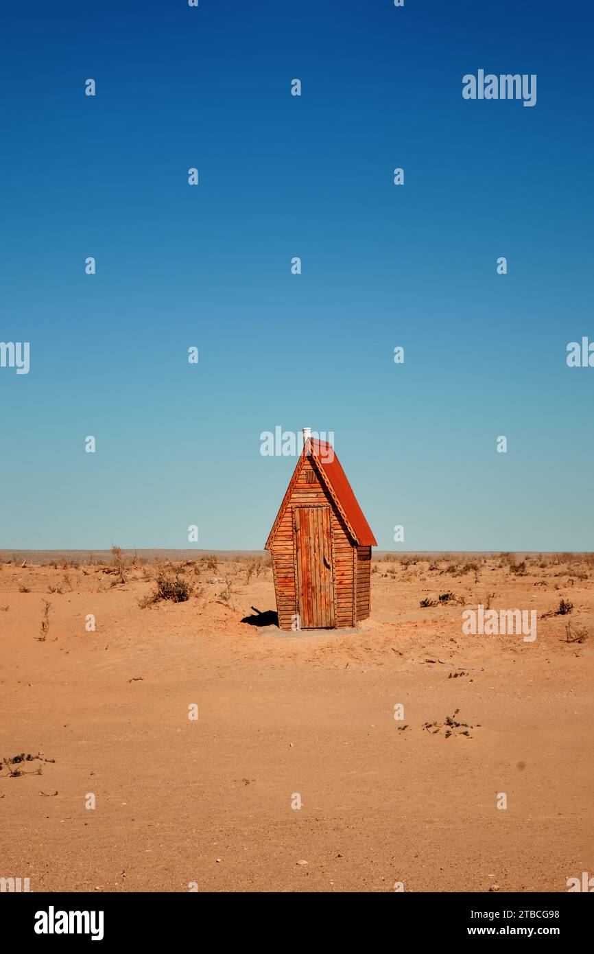 Kleines Holzhaus mit rotem Dach in der Wüste Kyzylkum, Usbekistan Stockfoto