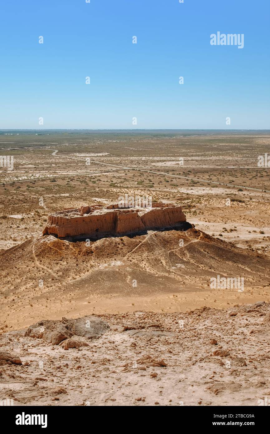 Alte Tonfestung von Ayaz-Qala in der Kyzylkum-Wüste in Usbekistan. Stockfoto