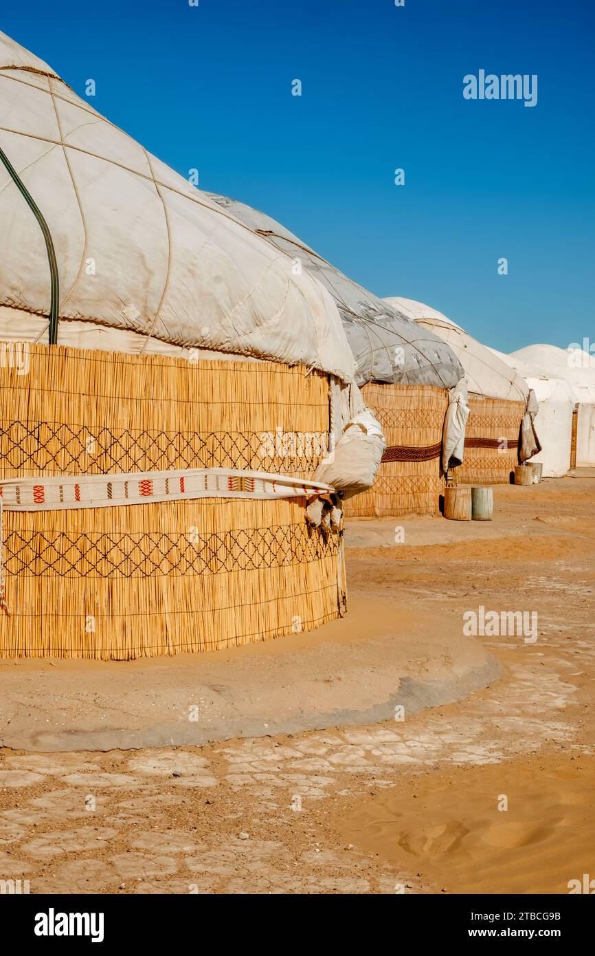 Jurtensiedlung in der Wüste, Kysylkum-Wüste, usbekistan Stockfoto